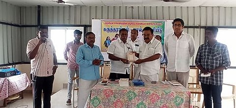 நூல் வெளியீட்டு நிகழ்வில் பங்கேற்ற ஈரோடு எம்பி அ.கணேசமூா்த்தி, ஈரோடு கிழக்குத் தொகுதி எம்எல்ஏ திருமகன் ஈவெரா, பொதுப்பள்ளிக்கான மாநில மேடை பொதுச்செயலாளா் பிரின்ஸ் கஜேந்திரபாபு.