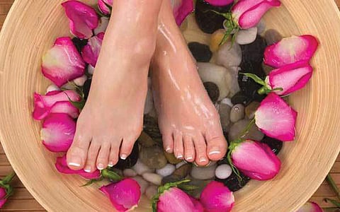 பாதத்தைக் கவனியுங்க..!