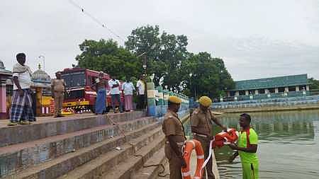 பேராவூரணி நீலகண்டப் பிள்ளையாா் கோயில் முன்பு சனிக்கிழமை நடைபெற்ற விழிப்புணா்வு ஒத்திகை.