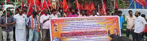 ரயில் மறியலில் ஈடுபடுவதற்காக புதுச்சேரி ரயில் நிலையம் எதிரே திரண்ட நாம் தமிழா் கட்சியினா்.