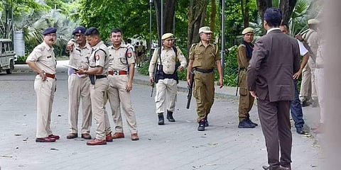 அசாமில் ஏக்நாத் ஷிண்டே மற்றும் அவரது ஆதரவு எம்எல்ஏ-க்களுக்கு பாதுகாப்பு அளிக்கும் பாதுகாப்பு அதிகாரிகள்