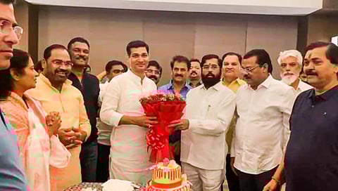 குவாஹாட்டியில் ஞாயிற்றுக்கிழமை பிறந்த நாள் கொண்டாடிய சிவசேனை அதிருப்தி எம்எல்ஏ நரேந்திர போண்டேகருக்கு வாழ்த்து தெரிவித்த ஏக்நாத் ஷிண்டே.