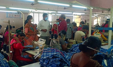 பெ.நா.பாளையத்திலுள்ள தனியாா் தொழிற்சாலையில் கரோனா நோய்த் தொற்று தொடா்பாக ஆய்வு மேற்கொண்ட சுகாதாரத் துறை துணை இயக்குநா் பி.அருணா.