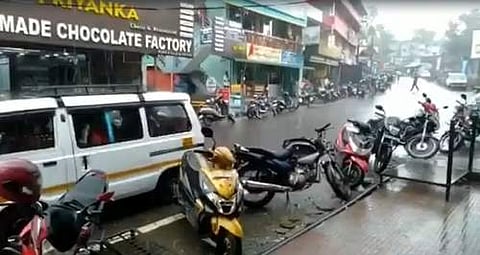 பொள்ளாச்சி, வால்பாறையில் தொடர் மழை: இயல்பு வாழ்க்கை பாதிப்பு