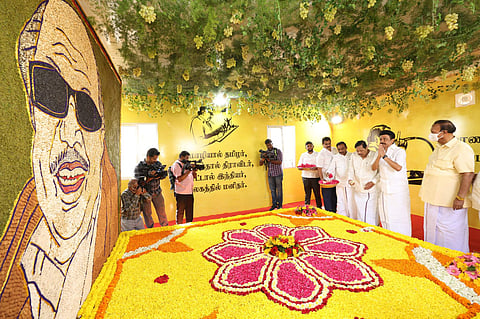 முன்னாள் முதல்வர் கருணாநிதியின் பிறந்தநாளையொட்டி அவரது நினைவிடத்தில் முதல்வர் மு.க.ஸ்டாலின் மரியாதை செலுத்தினார்.