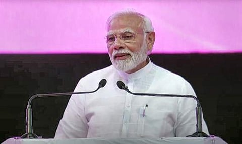 லக்னௌவில் நடைபெற்று வரும் உ.பி முதலீட்டாளர்கள் உச்சிமாநாட்டின் தொடக்க விழா 3.0 இல் உரையாற்றும் பிரதமர் நரேந்திர மோடி.