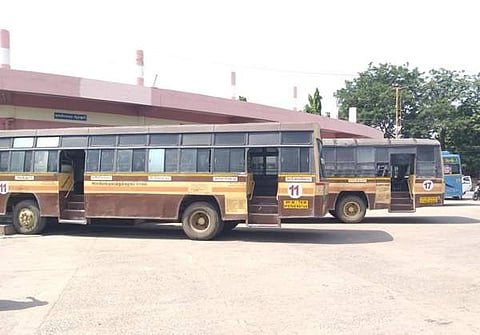 நடந்துநர்கள் இல்லாமல் தம்மம்பட்டி பேருந்துநிலையத்தில் நிறுத்தப்பட்டுள்ள அரசு பேருந்துகள்