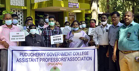 புதுவை அரசுக் கல்லூரி உதவிப் பேராசிரியா்கள் போராட்டம் தொடக்கம்
