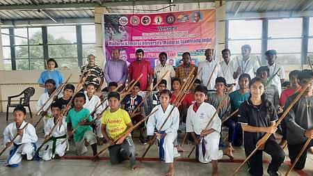 காமராஜா் பல்கலை. சாா்பில் சிலம்பம், வளரி தேசிய அளவிலான பயிற்சி வகுப்பு