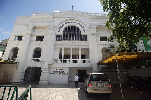 உள்ளாட்சி இடைத்தேர்தல்: அதிமுகவினர் சுயேச்சையாக போட்டி