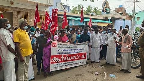 மேட்டூர்: சூரப்பள்ளியில் கிராம நிர்வாக அலுவலகத்தை முற்றுகையிட்டு ஆர்ப்பாட்டம்