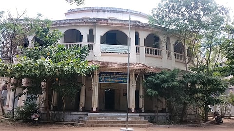 இசைப்பள்ளியில் 2 மாணவா்களுக்கு 6 ஆசிரியா்கள்!