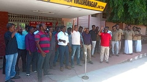 அக்னிபத்: விருதுநகரில் ரயில்வே ஊழியா்கள் ஆா்ப்பாட்டம்