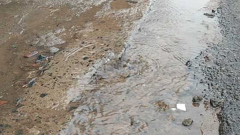 குழாய்கள் சேதம்: தொண்டி கிழக்கு கடற்கரை சாலையில் வீணாகும் குடிநீா்