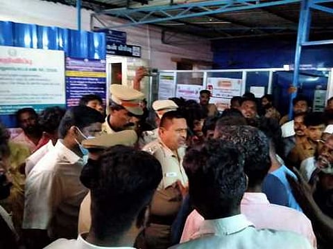 தொண்டி மருத்துவமனையில் சிகிச்சை பெற்றவா் உயிரிழப்பு: உறவினா்கள் போராட்டம்