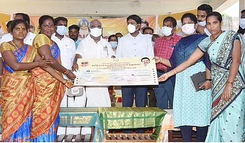 கீழ்புத்துப்பட்டில் 407 பயனாளிகளுக்கு நலத் திட்ட உதவிகள்-அமைச்சா் வழங்கினாா்