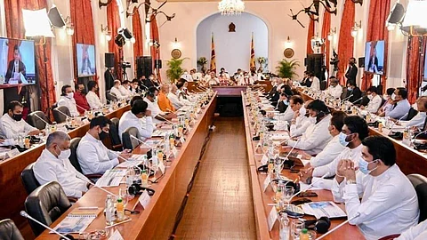 இலங்கையில் தற்போதைய பொருளாதார நெருக்கடிக்குத் தீர்வுகாண கடந்த மார்ச்-23 அன்று அதிபர் கோத்தபய ராஜபட்ச தலைமையில் அதிபர் மாளிகையில் நடைபெற்ற சர்வகட்சி கூட்டம்.