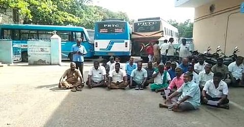 புதுச்சேரி அரசு போக்குவரத்து கழக நடத்துநர் மீது பொய் புகார்: ஊழியர்கள் போராட்டம்