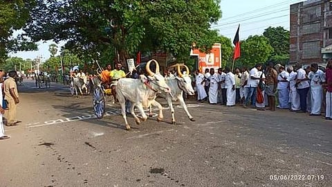 திருப்புவனத்தில் திமுக சார்பில் கருணாநிதி பிறந்தநாளை முன்னிட்டு நடைபெற்ற மாட்டு வண்டிப் பந்தயம்.