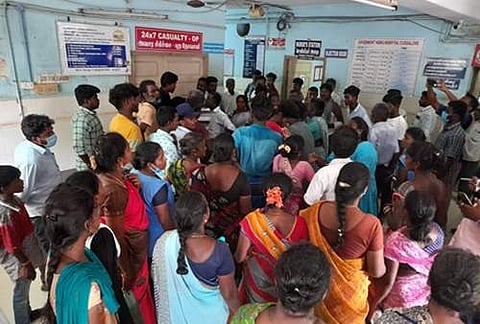 மருத்துவமனையில் திரண்டு கதறி அழுது கொண்டிருக்கும் உயிரிழந்த பெண்களின் குடும்பத்தினர் .