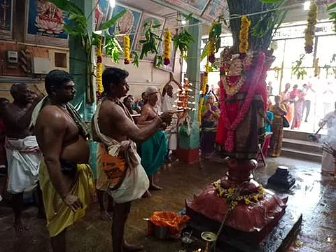 திருநெல்வேலி நகரத்தில் உள்ள அருள்மிகு பிட்டாபுரத்தி அம்மன் கோயில் திருவிழாவையொட்டி ஞாயிற்றுக்கிழமை கொடியேற்றத்திற்கு பின்பு நடைபெற்ற மகாதீபாராதனை.