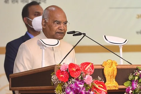 நாட்டின் வளா்ச்சிக்குப் பங்களிப்பு: வா்த்தக நிறுவனங்களுக்கு குடியரசுத் தலைவா் வலியுறுத்தல்
