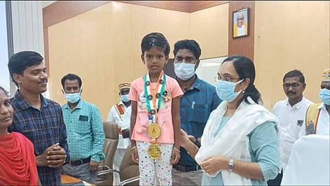 மக்கள் குறைதீர்க்கும் நாள் கூட்டத்தில் அரசு அலுவலர்கள், பொதுமக்கள் முன்னிலையில் பாராட்டி வாழ்த்து தெரிவிக்கும் மாவட்ட ஆட்சியர் மா.ஆர்த்தி.