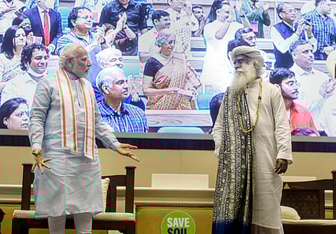 ‘மண்ணைக் காப்போம் இயக்க’ நிகழ்ச்சியில் பங்கேற்ற பிரதமா் நரேந்திர மோடி, சத்குரு ஜக்கி வாசுதேவ்.