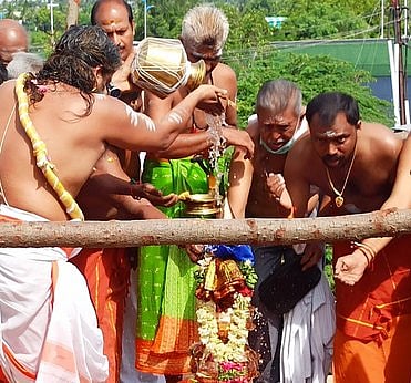 குடமுழுக்கு விழாவினையொட்டி ஐயப்பன் சுவாமிக்கு திங்கள்கிழமை செய்யப்பட்டிருந்த சிறப்பு அலங்காரம்.