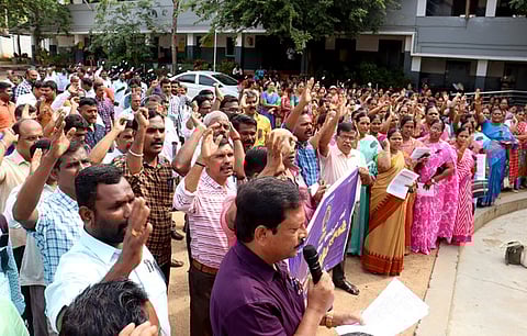 தேனி, பழனியில் பட்டதாரி ஆசிரியா்கள் ஆா்ப்பாட்டம்