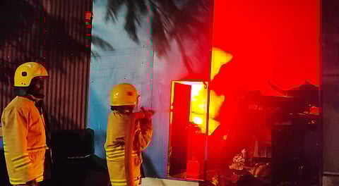 போடியில் பழைய இரும்புக் கடையில் தீ விபத்து