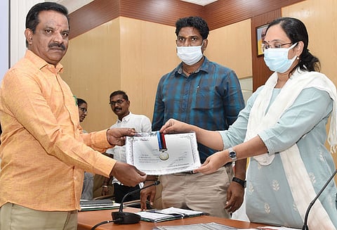 முன்னாள் படைவீரா்கள் நல நிதி: அலுவலா்களுக்கு ஆட்சியா் பாராட்டு