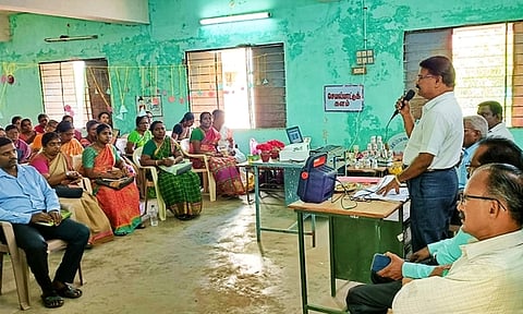 நன்னிலத்தில் தொடக்கநிலை ஆசிரியா்களுக்கான பயிற்சியை தொடங்கிவைத்து பேசிய மாவட்ட முதன்மைக் கல்வி அலுவலா் தியாகராஜன்.