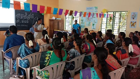 எண்ணும், எழுத்தும் திட்டத்தினை செயல்படுத்துவது தொடா்பாக ஆசிரியா்களுக்கு பயிற்சி அளித்த முதன்மைக் கல்வி அலுவலா் ப.மகேஸ்வரி.