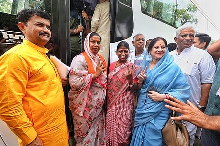 பேருந்தில் தனியாா் விடுதிக்கு திங்கள்கிழமை புறப்பட்ட ராஜஸ்தான் பாஜக எம்எல்ஏக்கள்.