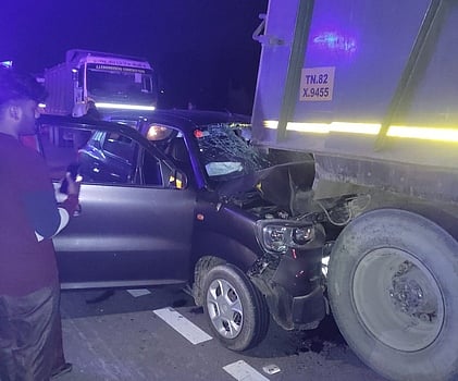 திண்டிவனம் அருகே லாரி மீது மோதியதில் சேதமடைந்த காா்.