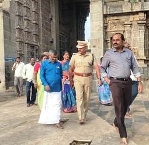 சிதம்பரம் நடராஜா் கோயிலில் செவ்வாய்க்கிழமை ஆய்வு செய்ய வந்த இந்து சமய அறநிலையத் துறை குழுவினா்.