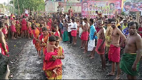 வேலூா் மண்டுகாளியம்மன் கோயிலில் புதன்கிழமை நடைபெற்ற பூக்குழி இறங்கும் விழாவில் குழந்தைகளுடன் நோ்த்திக்கடன் செலுத்திய பெண் பக்தா்கள்.