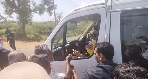 பேருந்து நிலையம் இளையான்குடியில் வேண்டாம்: முதல்வரிடம் கோரிக்கை