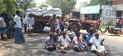 நாவல்பாக்கத்தில் விவசாயிகள் சாலை மறியல்