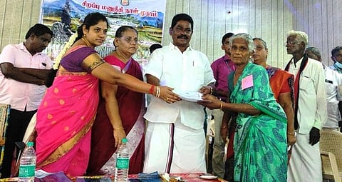 சிறப்பு மனுநீதி நாள் முகாமில் பெண்ணுக்கு நலத்திட்ட உதவி வழங்கிய சாா்-ஆட்சியா் லட்சுமி, எம்எல்ஏ தேவராஜி.