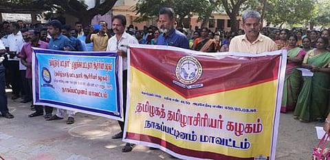 பட்டதாரி ஆசிரியா்கள் வாயிற்கூட்டம்: விடைத்தாள் திருத்தும் பணி தாமதம்