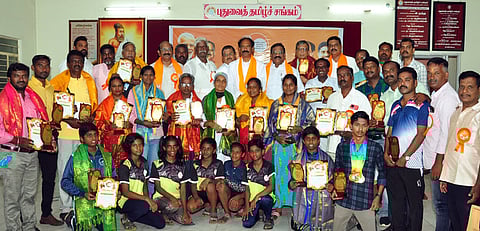 பாஜக சாா்பில் சாதனையாளா்களுக்கு விருது