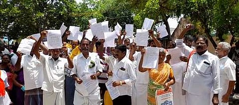 ஊத்தங்கரை வட்டாட்சியா் அலுவலகம் முன்பு மனு கொடுக்கும் ஆா்ப்பாட்டத்தில் ஈடுபட்டோா்.