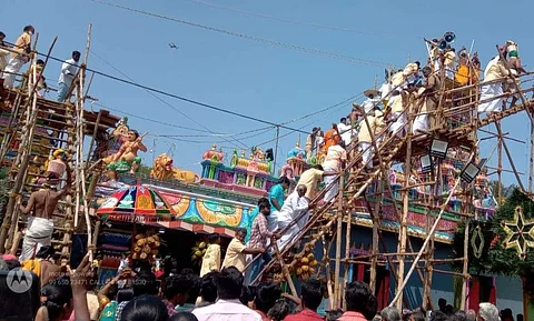ஸ்ரீ சக்தி மாரியம்மன் கோவில் கும்பாபிஷேக விழாவில் பங்கேற்ற பக்தர்கள்.