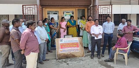 ஆா்ப்பாட்டத்தில் பங்கேற்ற பொதுக் காப்பீட்டுக் கழக ஊழியா்கள் உள்ளிட்டோா்.