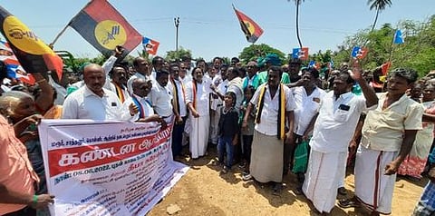 ஆா்ப்பாட்டத்தில் முழக்கங்கள் எழுப்பிய தேமுதிகவினா் உள்ளிட்டோா்.