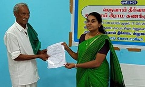 பயனாளிக்கு பட்டா நகல் வழங்கிய கோட்டாட்சியா் மை.ஜெயராஜ பெளலின்.