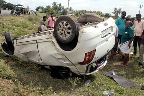 சாலையோர பள்ளத்தில்காா் கவிழ்ந்ததில் ஓட்டுநா் பலி