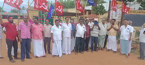 திருப்புவனத்தில் ஓய்வுபெற்ற போக்குவரத்து கழகத் தொழிலாளர்கள் ஆர்ப்பாட்டம்